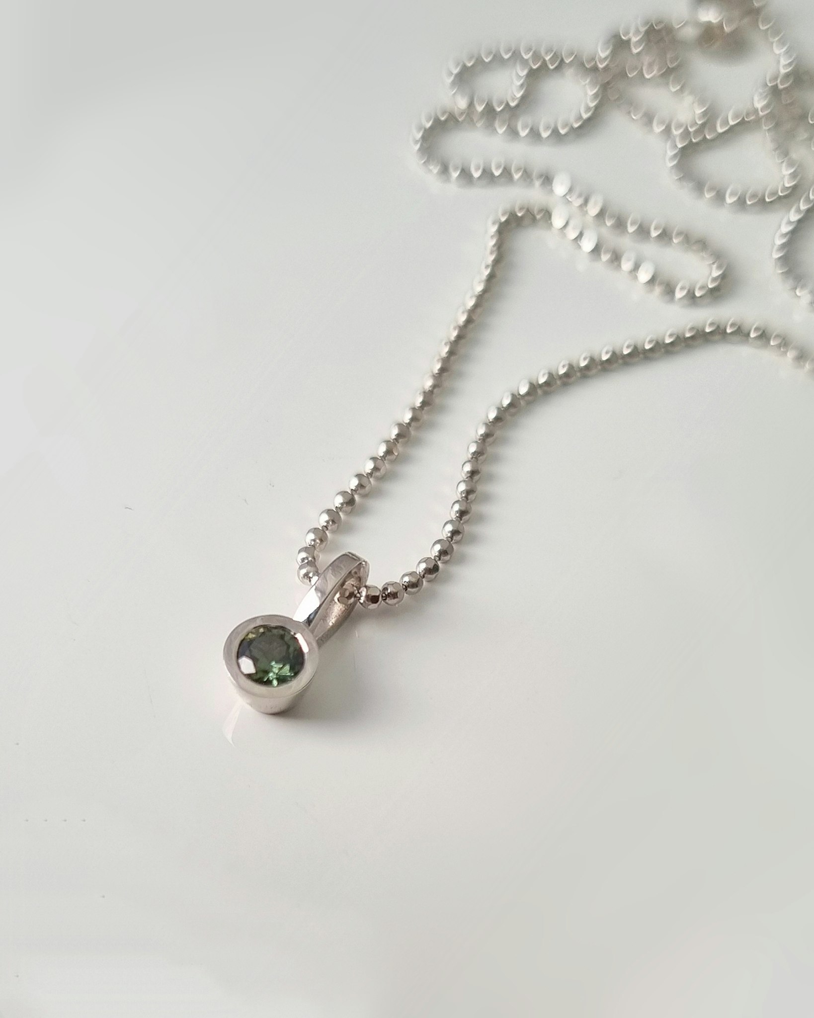 Grön glittrig Safir i vitguld - hänge i 18K