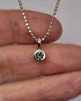 Grön glittrig Safir i vitguld - hänge i 18K