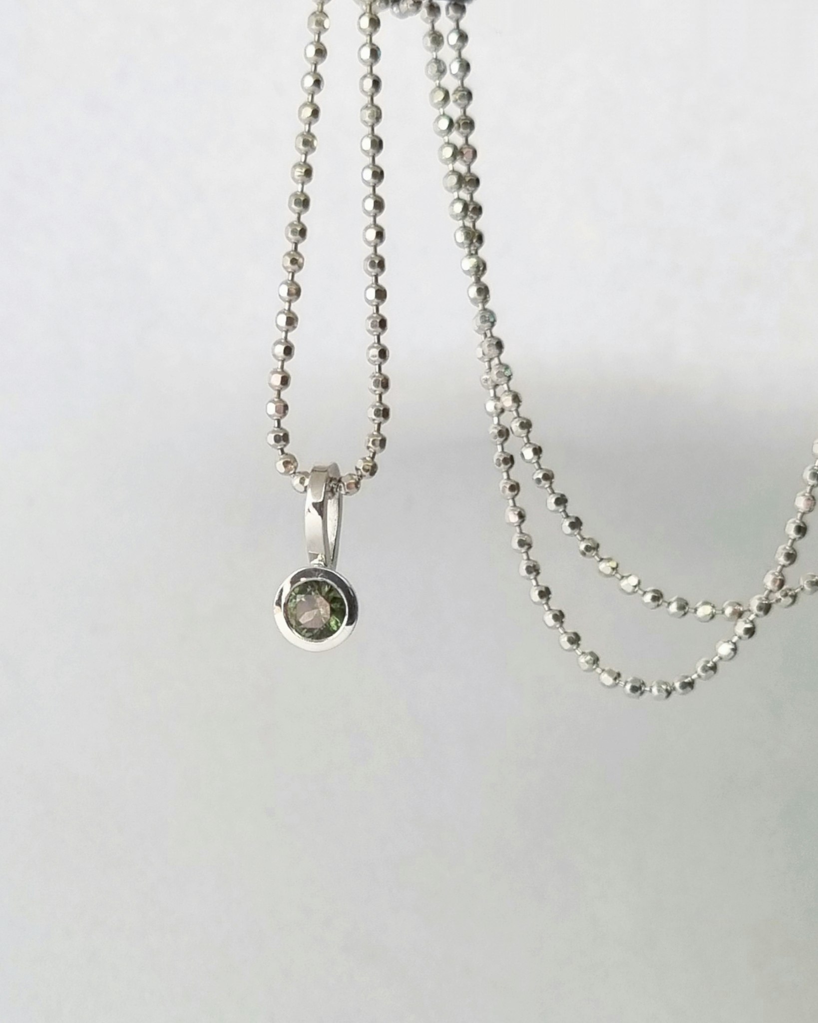 Grön glittrig Safir i vitguld - hänge i 18K