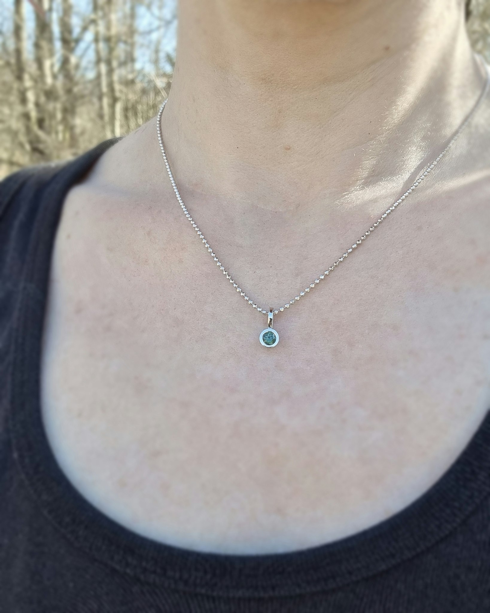 Grön glittrig Safir i vitguld - hänge i 18K