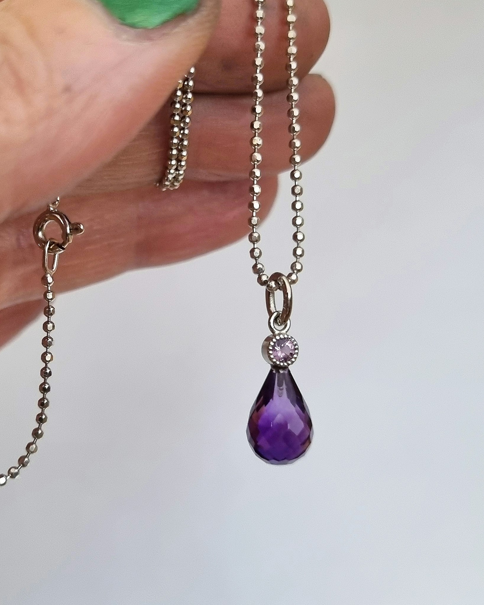 Ametist med Spinell - hänge i 18K vitguld