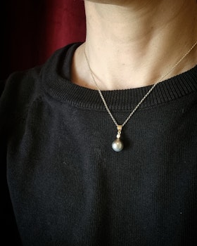 Etiskt utvunnen Fijipärla med briljant - hänge i 18K guld