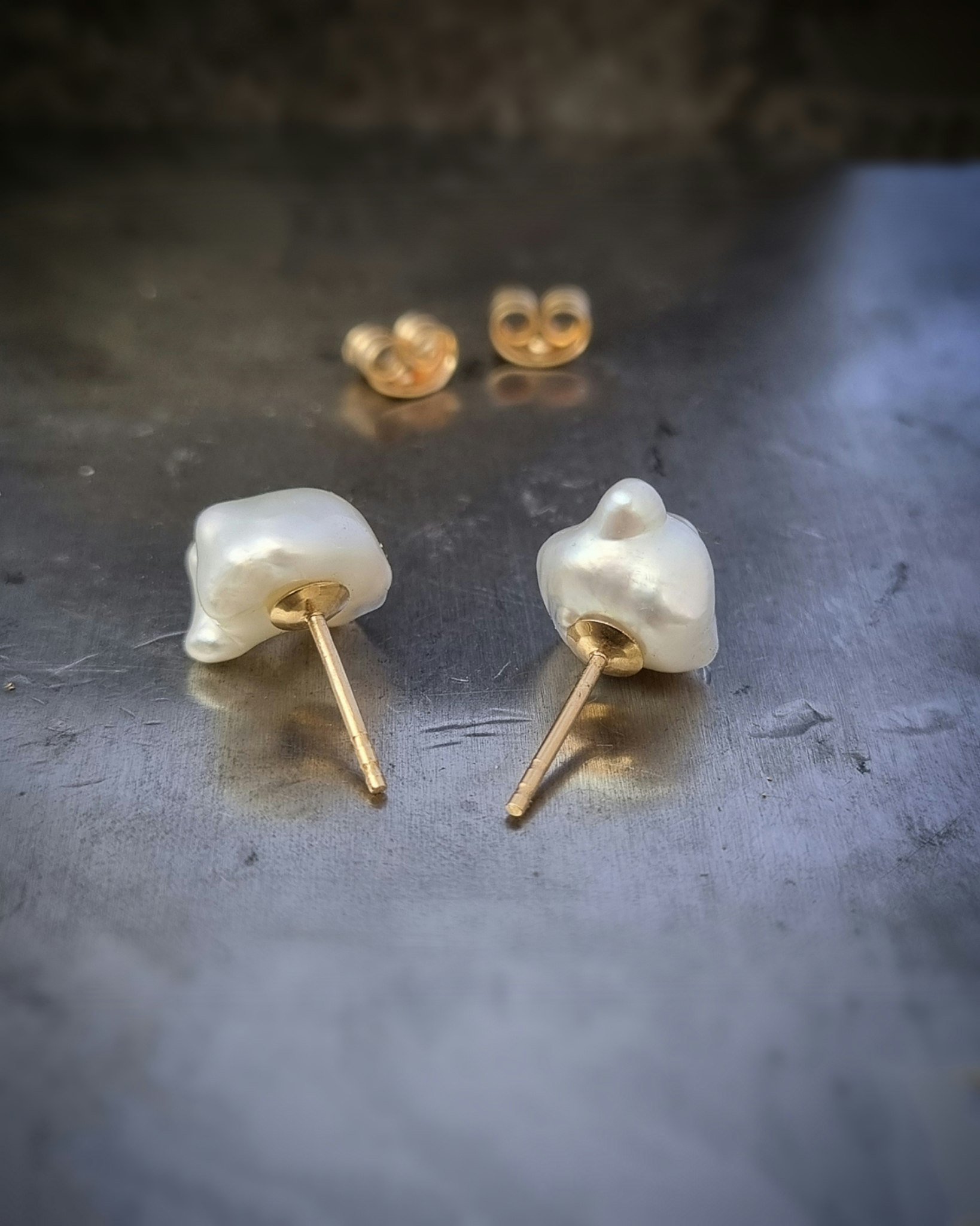Fluffiga Keshipärlor - örhängen i 18K guld