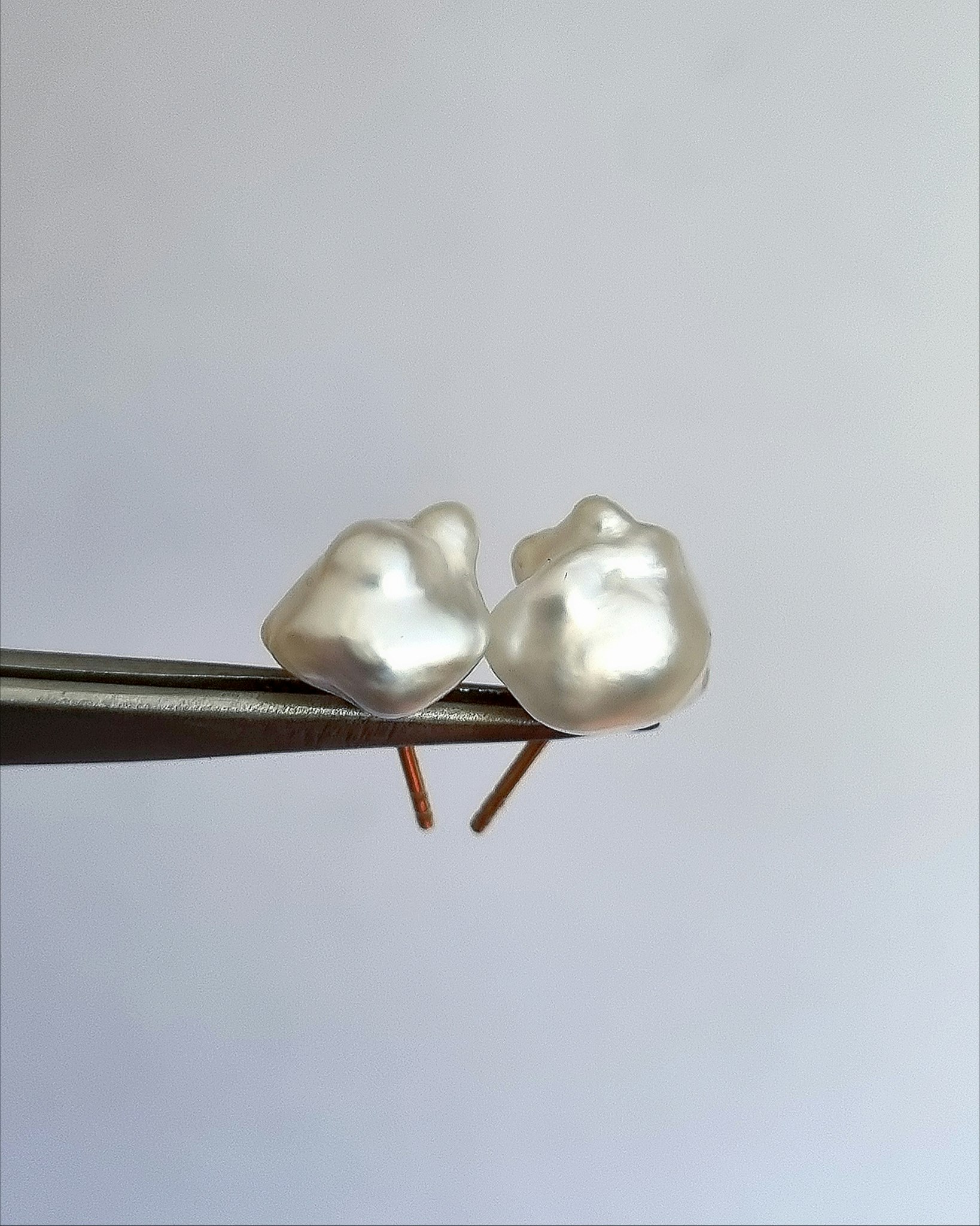 Fluffiga Keshipärlor - örhängen i 18K guld