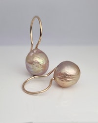 Sötvattenspärlor med unicornlook - örhängen i 18K guld