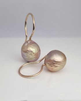Sötvattenspärlor med unicornlook - örhängen i 18K guld