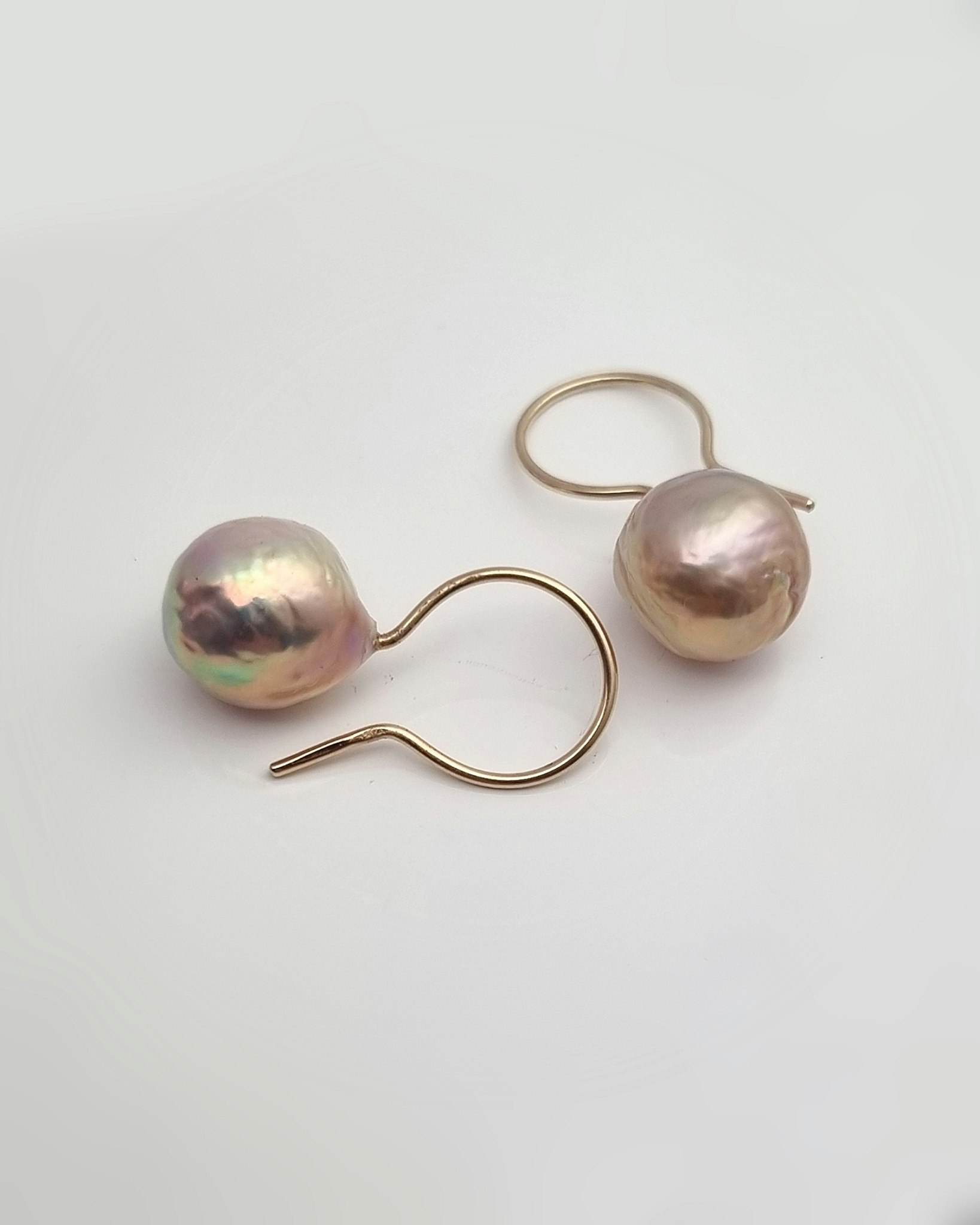Sötvattenspärlor med unicornlook - örhängen i 18K guld