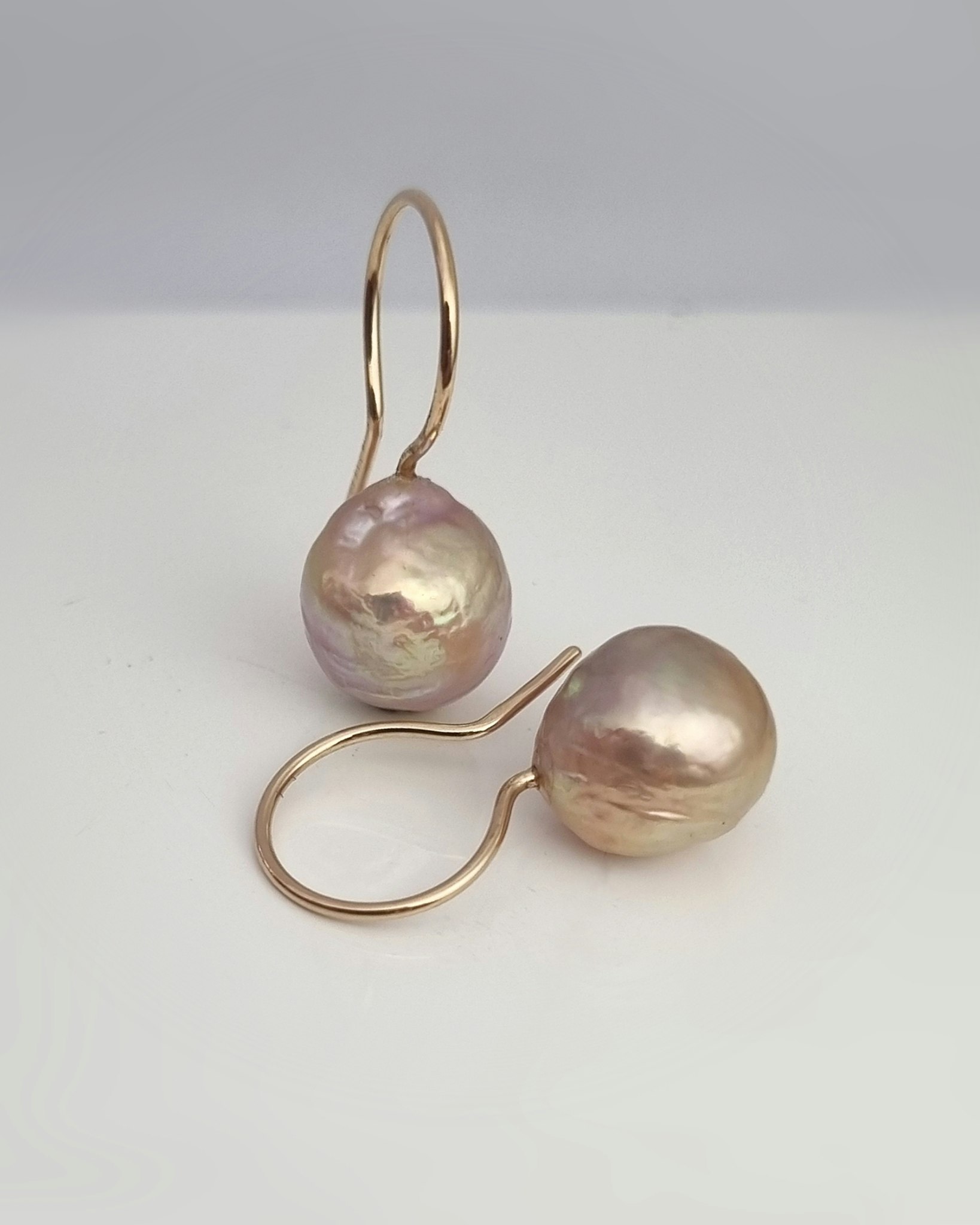 Sötvattenspärlor med unicornlook - örhängen i 18K guld