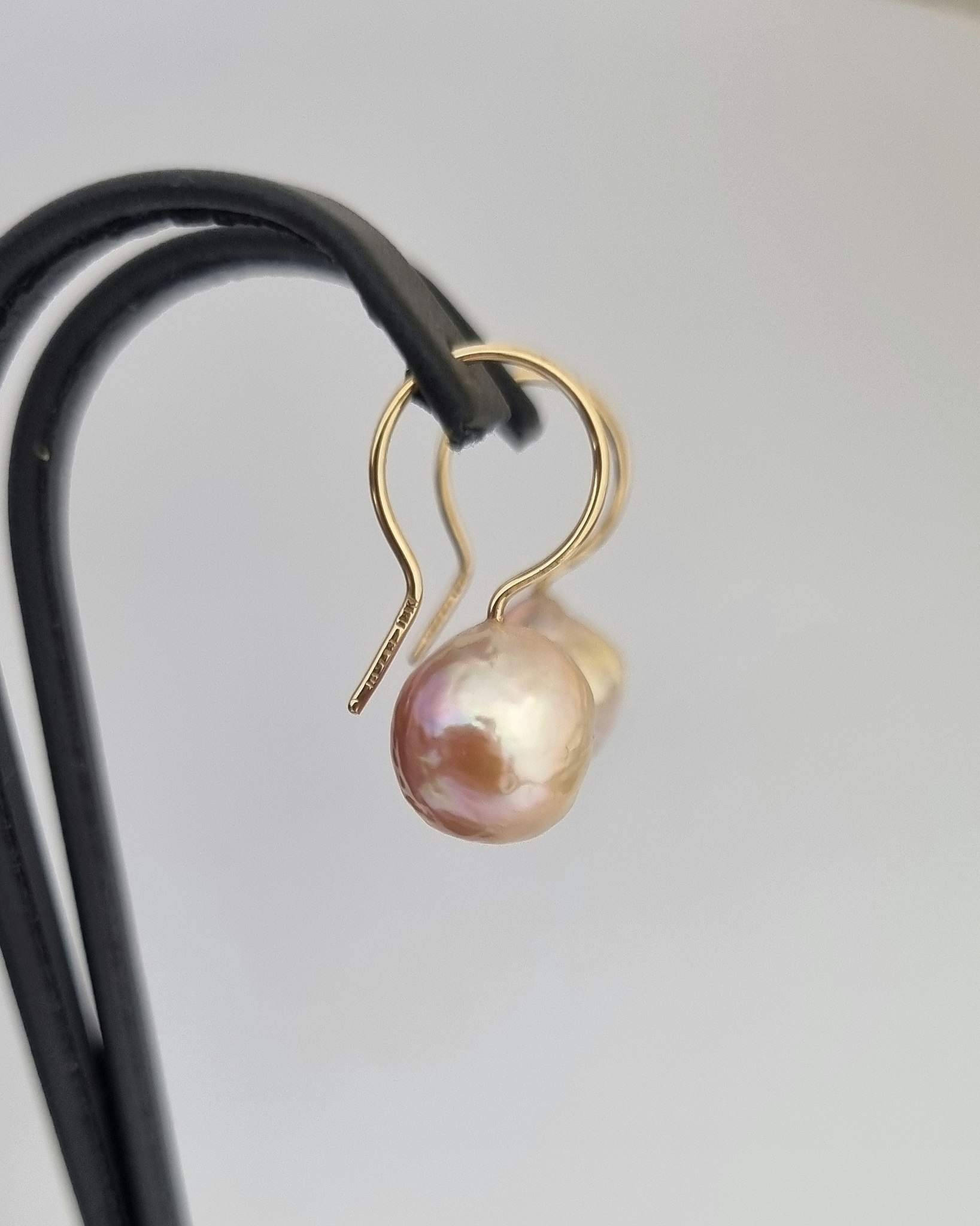 Sötvattenspärlor med unicornlook - örhängen i 18K guld