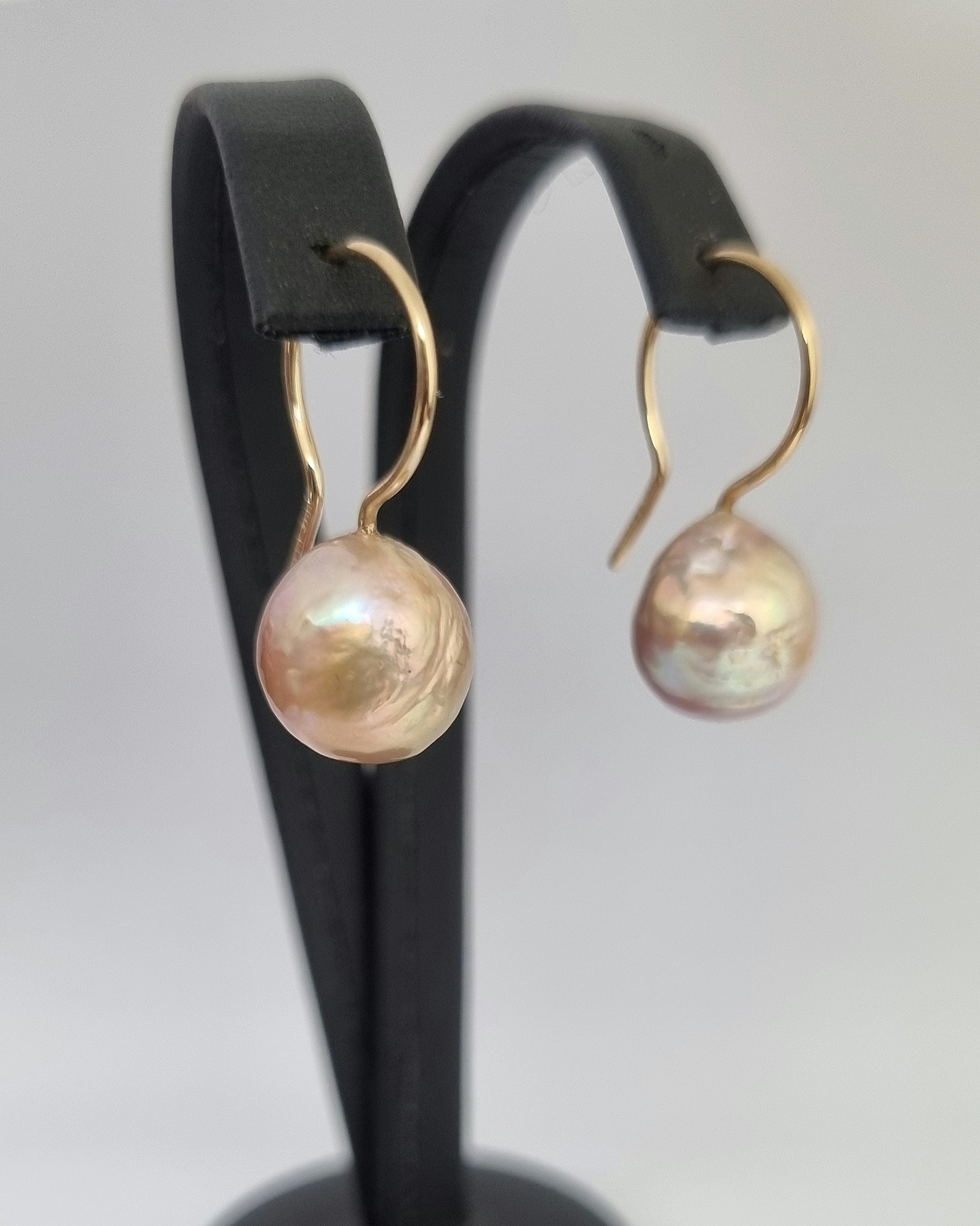 Sötvattenspärlor med unicornlook - örhängen i 18K guld