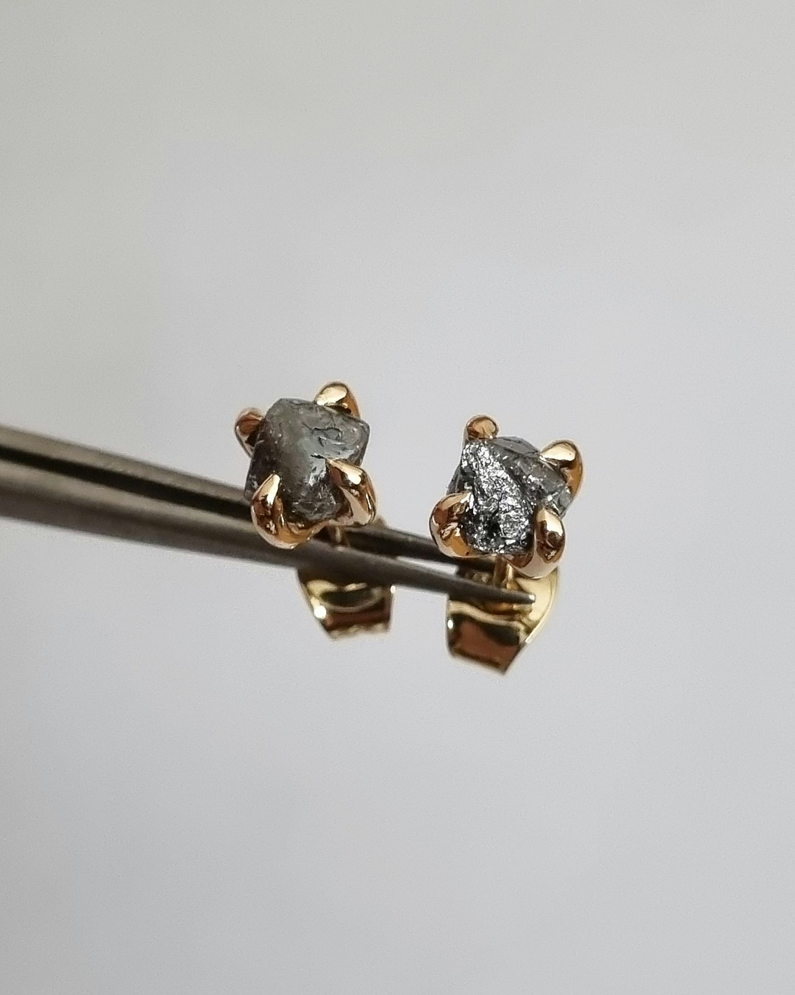 Charcoal - 2,63 ct Rådiamanter örhängen i 18K guld