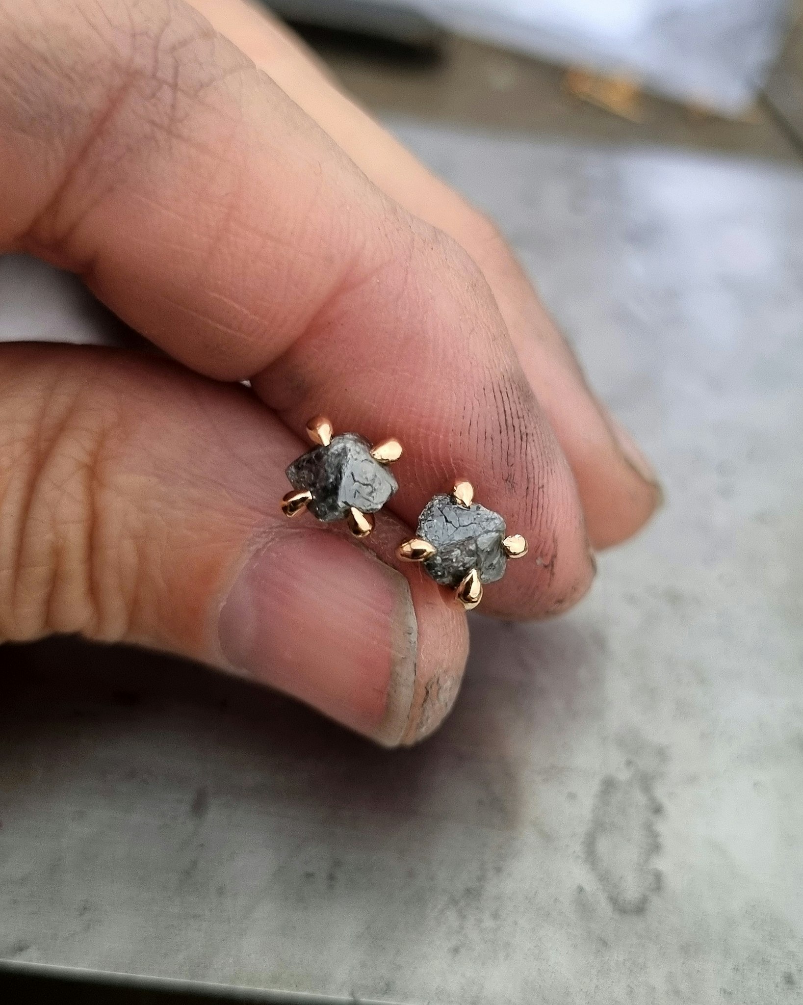 Charcoal - 2,63 ct Rådiamanter örhängen i 18K guld