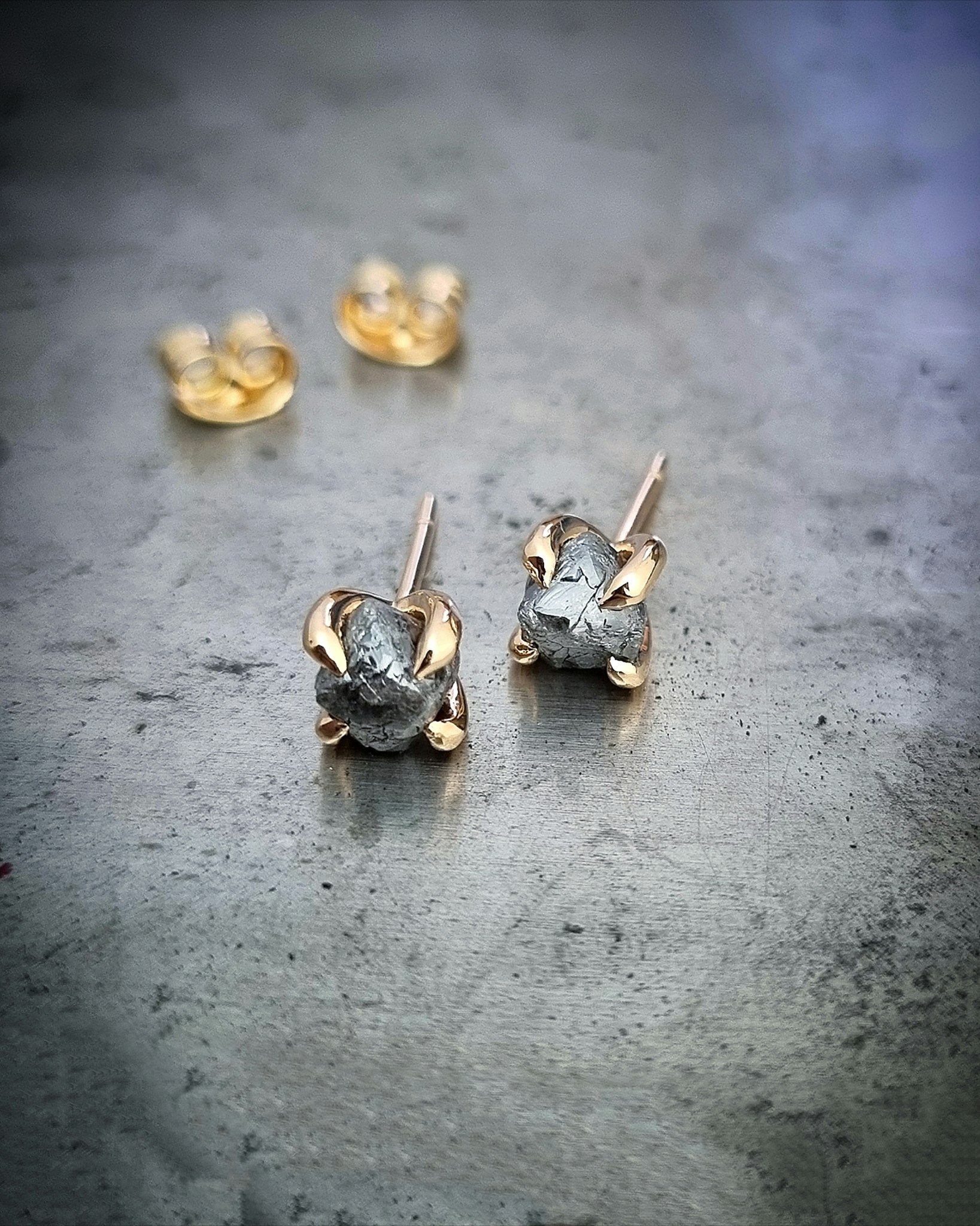 Charcoal - 2,63 ct Rådiamanter örhängen i 18K guld
