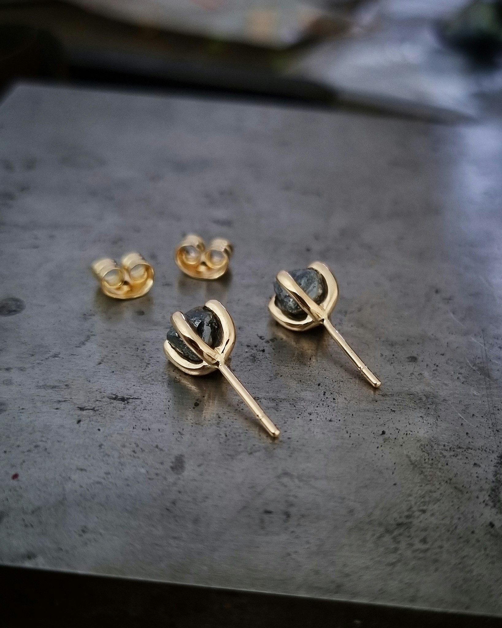 Charcoal - 2,63 ct Rådiamanter örhängen i 18K guld