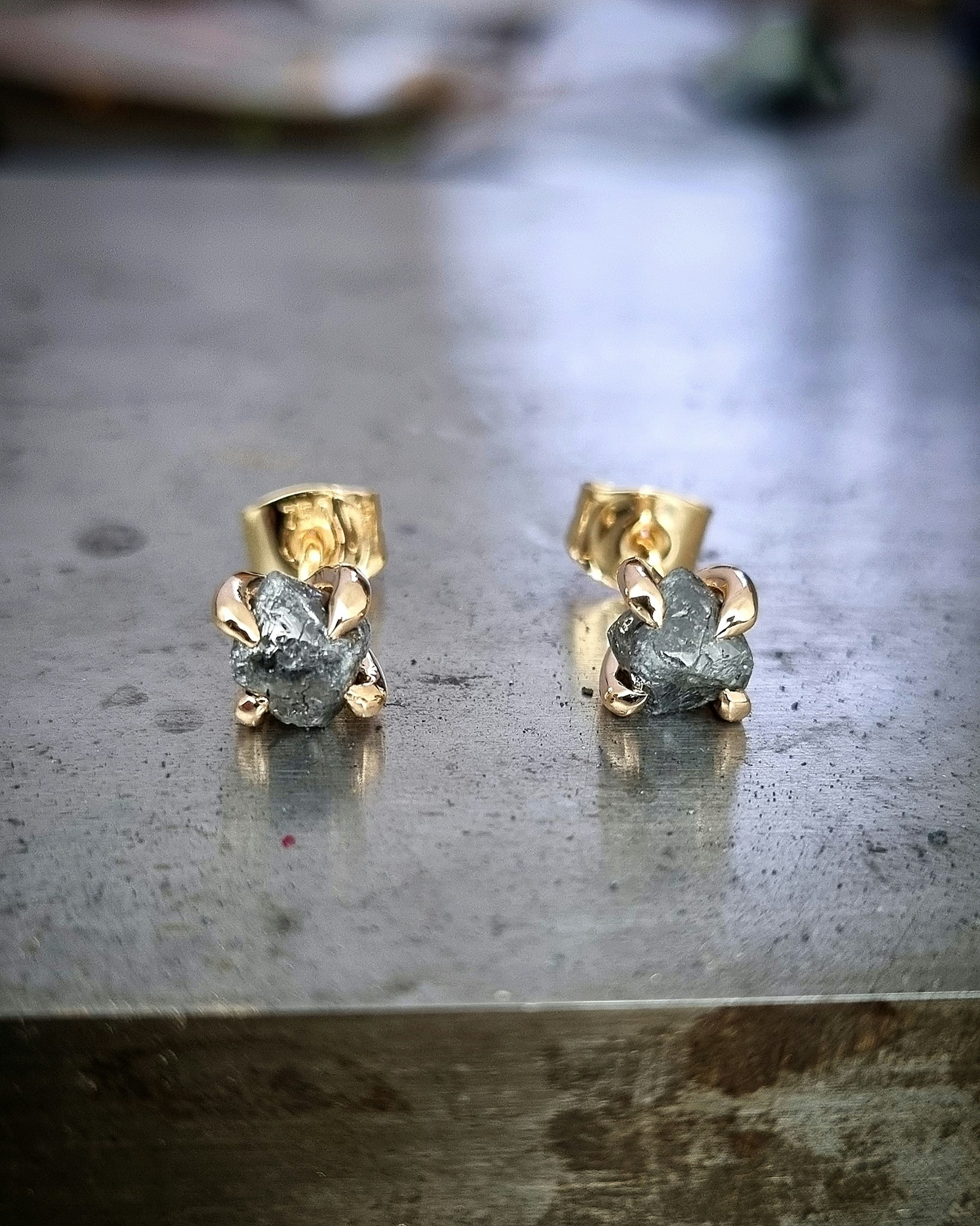 Charcoal - 2,63 ct Rådiamanter örhängen i 18K guld