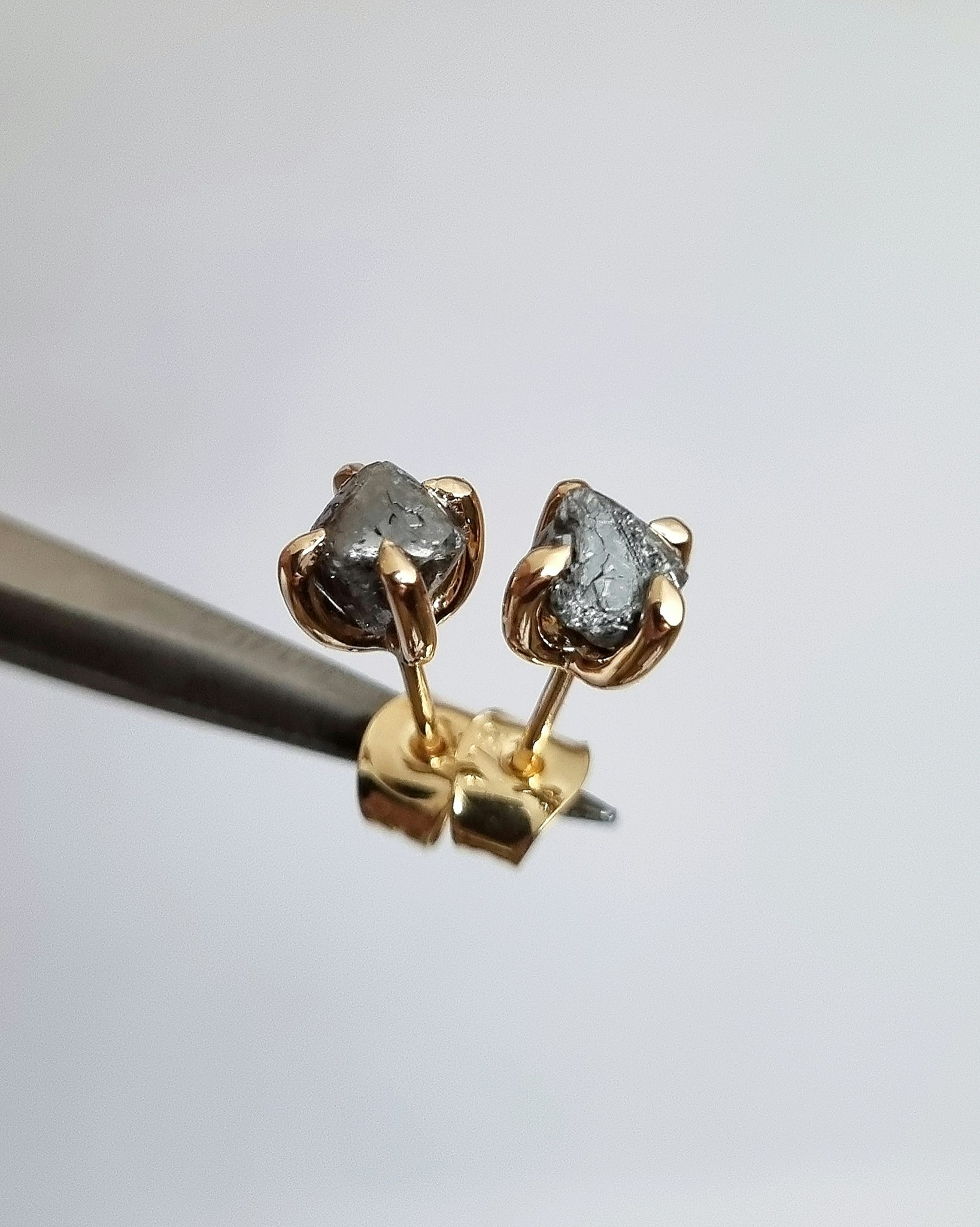Charcoal - 2,63 ct Rådiamanter örhängen i 18K guld