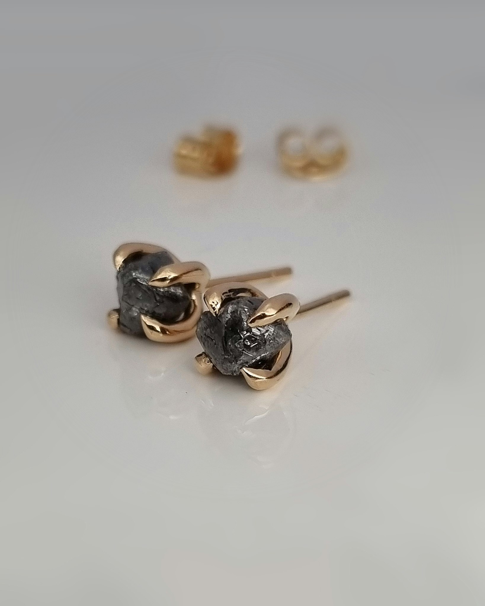 Charcoal - 2,63 ct Rådiamanter örhängen i 18K guld