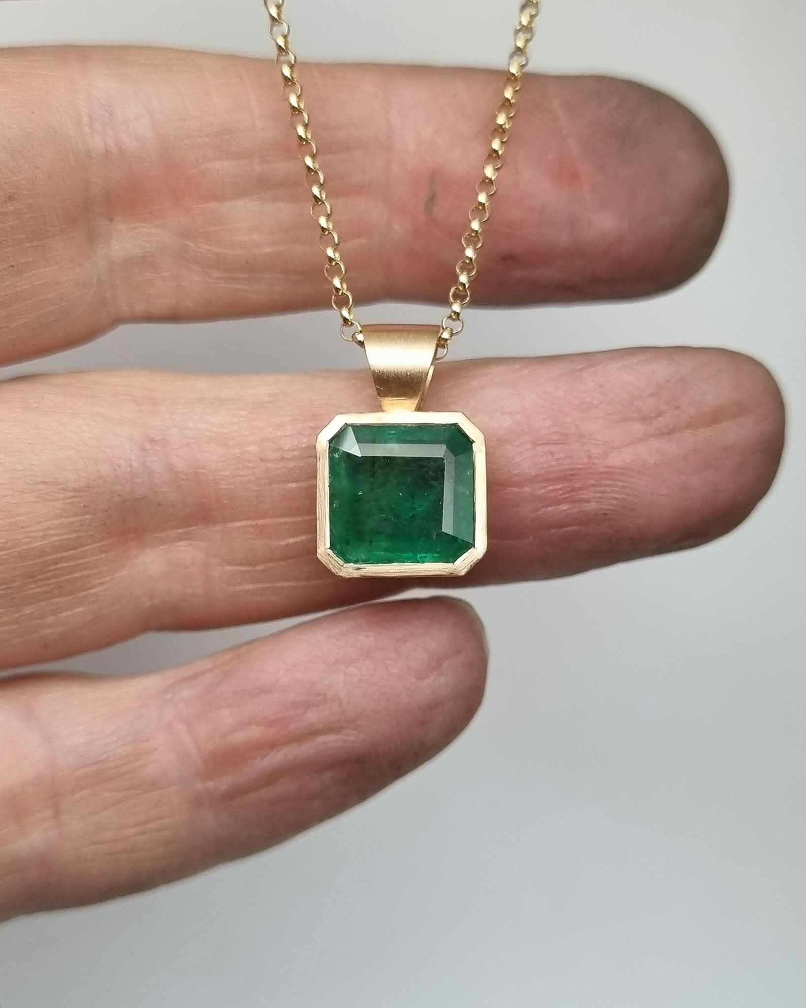 Smaragdhänge i 18K guld
