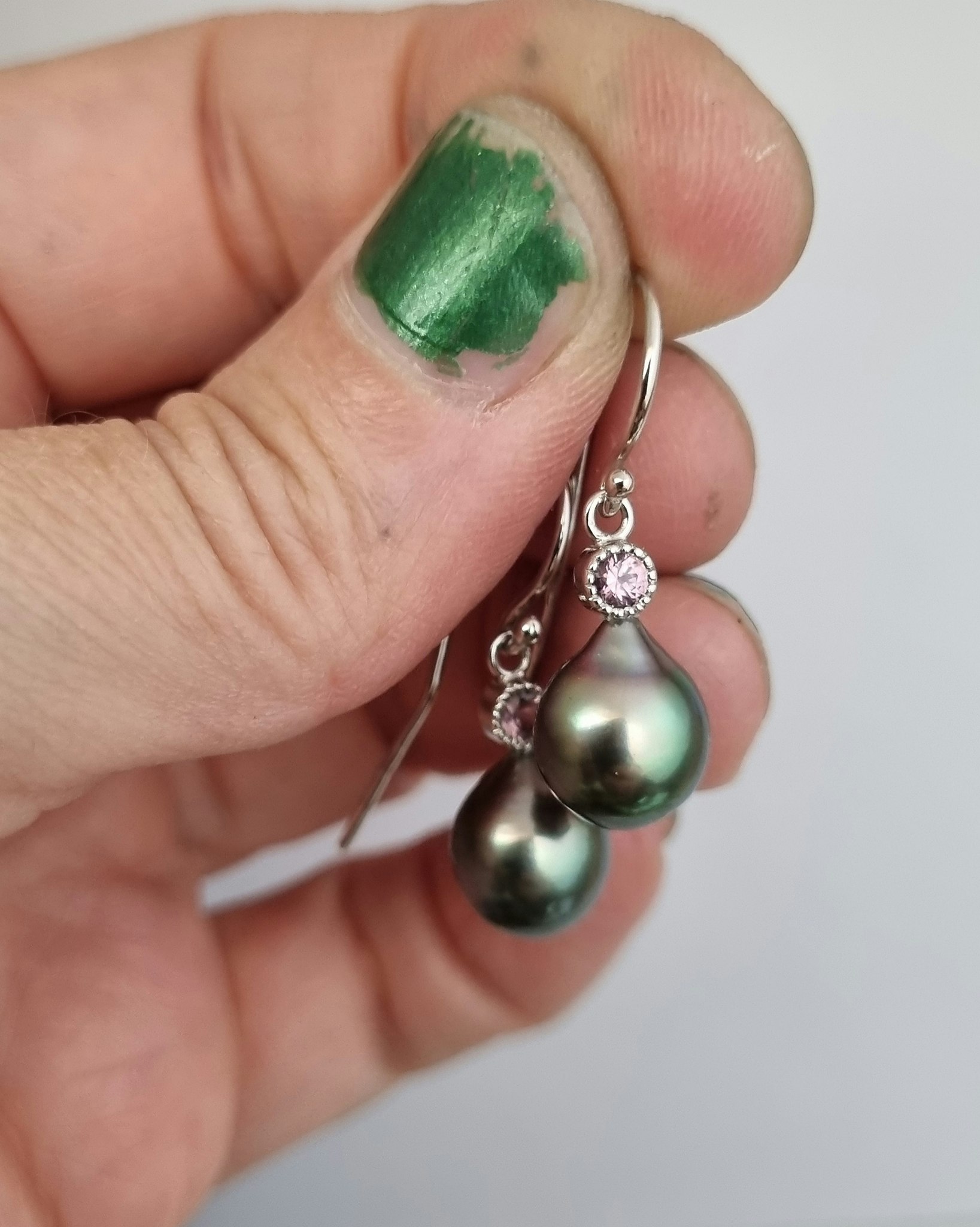 Tahitipärlor med antikrosa Spineller - örhängen i 18K vitguld
