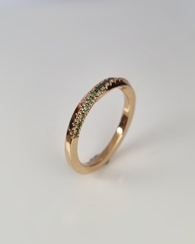 Twist med gröntonade briljanter - alliansring i 18K guld