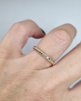 Twist med gröntonade briljanter - alliansring i 18K guld