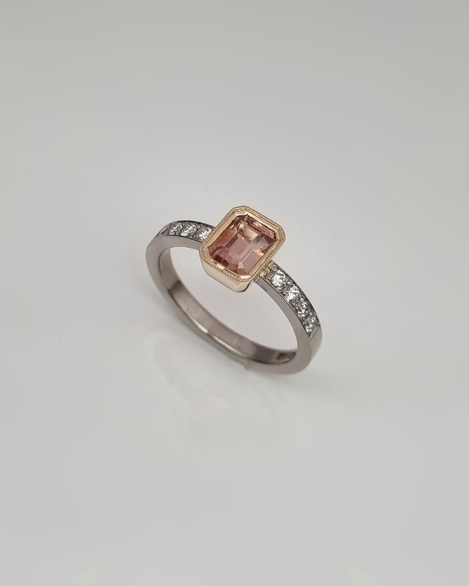 Peachy Parade - Safir & diamantring i rött och vitt guld