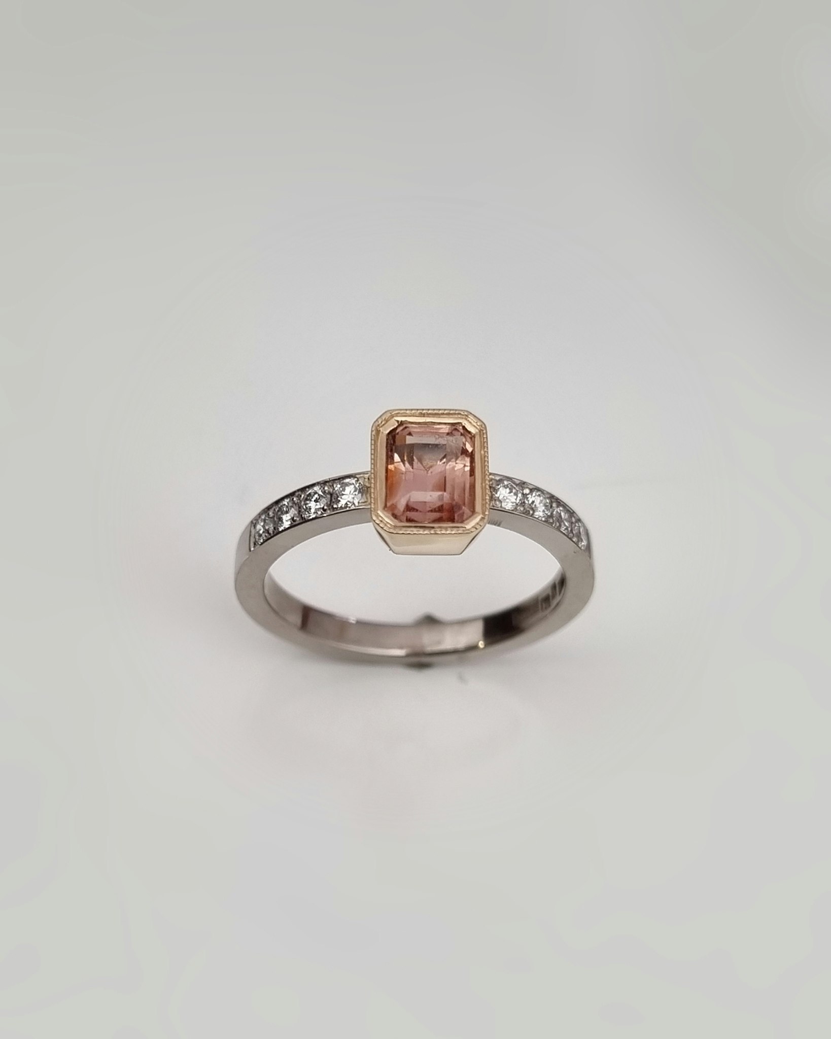 Peachy Parade - Safir & diamantring i rött och vitt guld