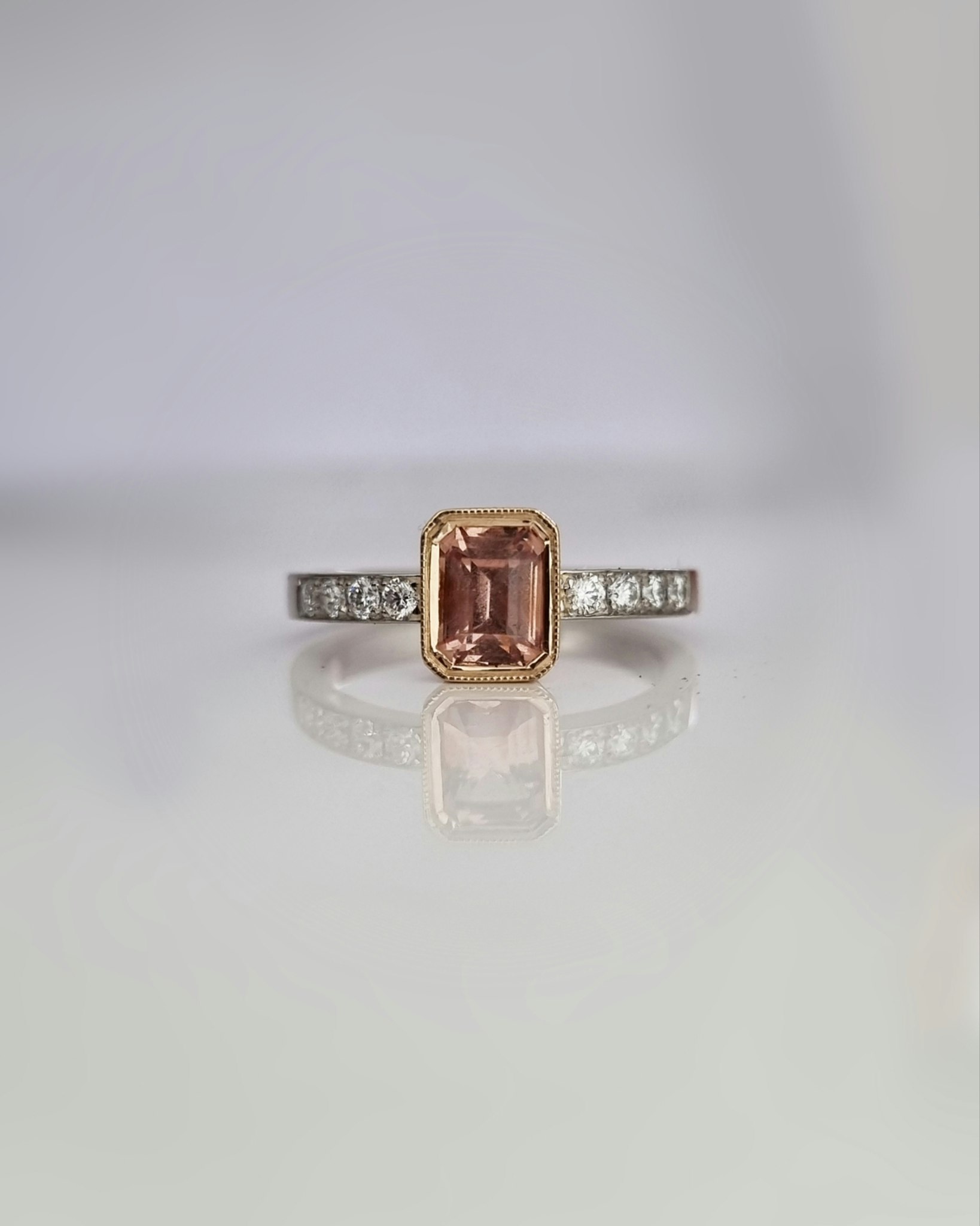 Peachy Parade - Safir & diamantring i rött och vitt guld