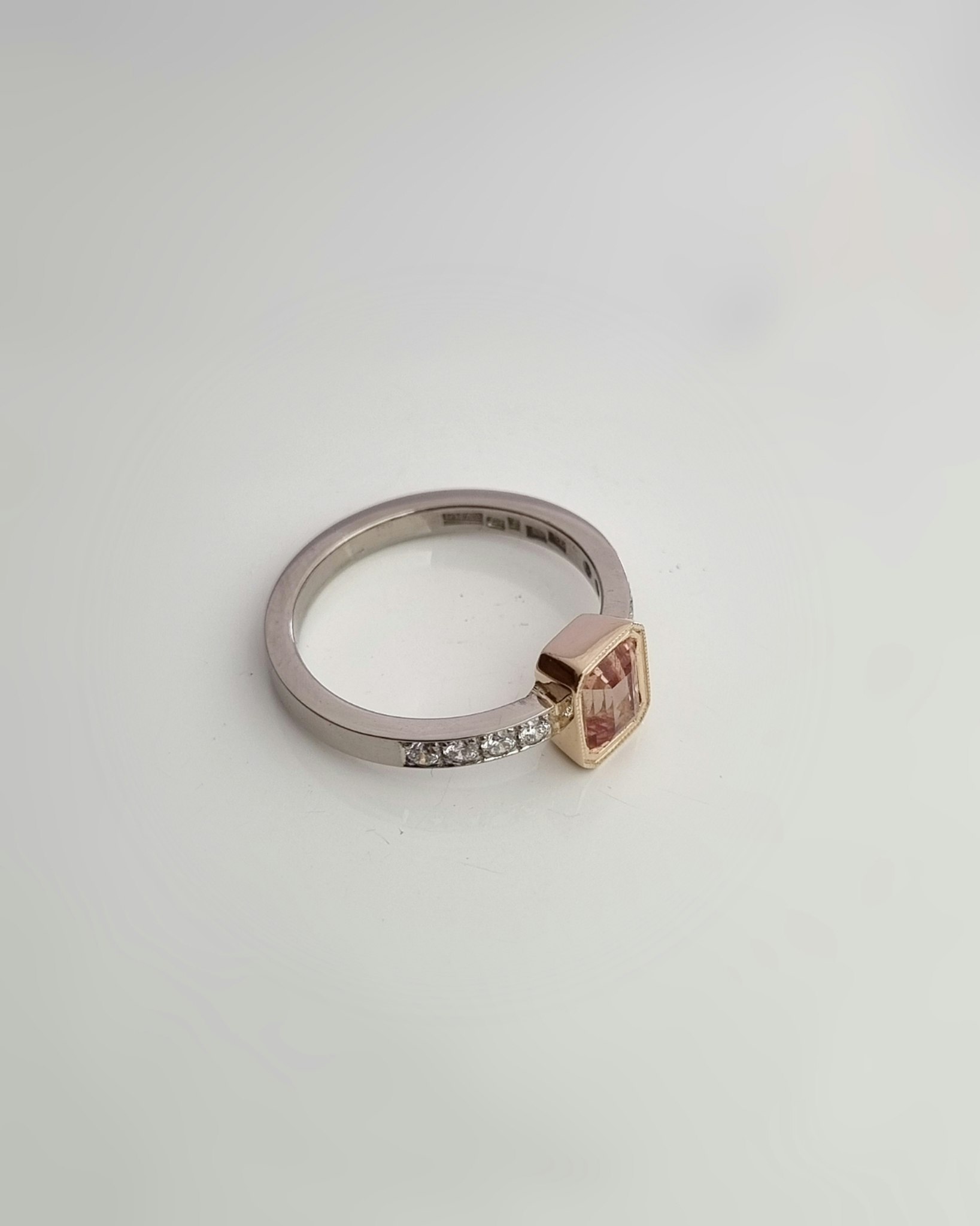 Peachy Parade - Safir & diamantring i rött och vitt guld