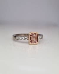 Peachy Parade - Safir & diamantring i rött och vitt guld