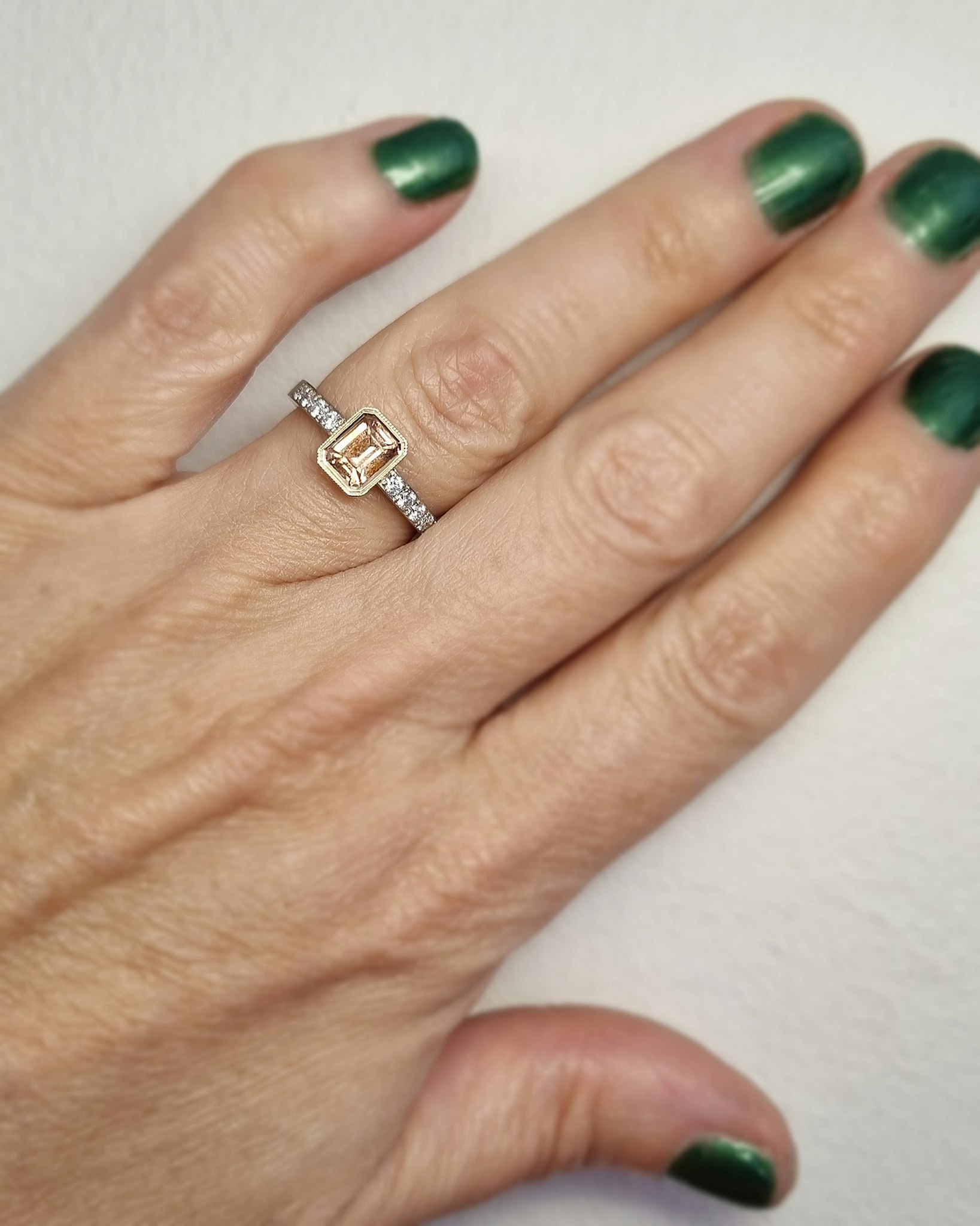Peachy Parade - Safir & diamantring i rött och vitt guld