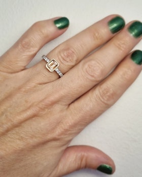 Peachy Parade - Safir & diamantring i rött och vitt guld