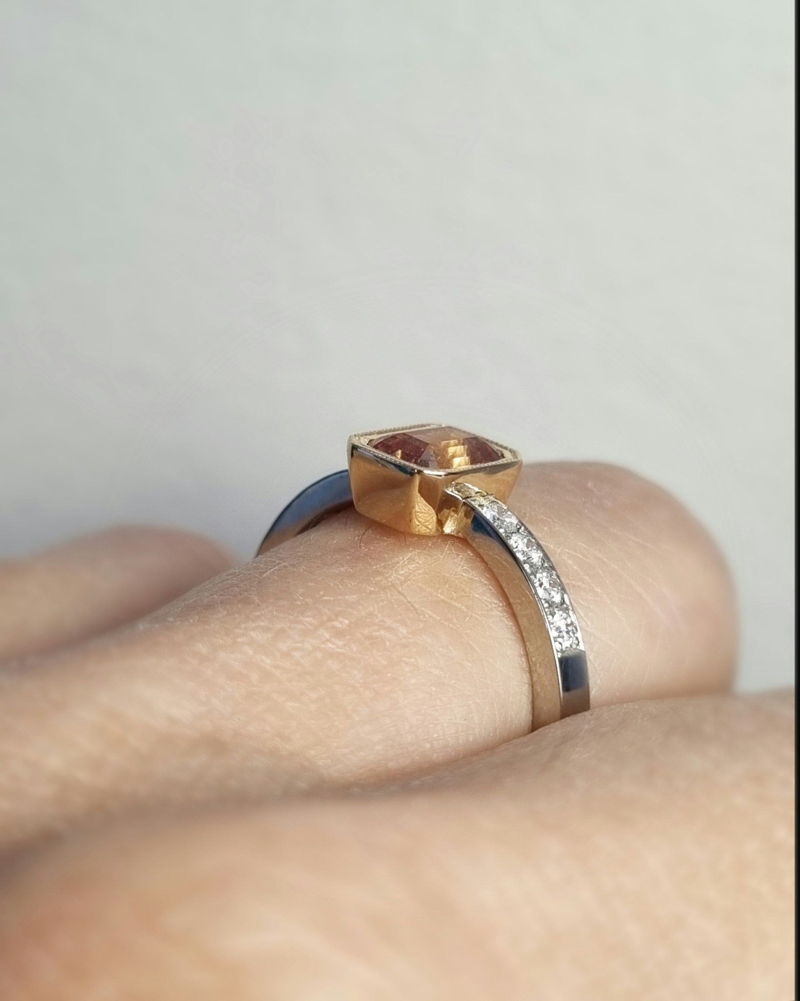 Peachy Parade - Safir & diamantring i rött och vitt guld