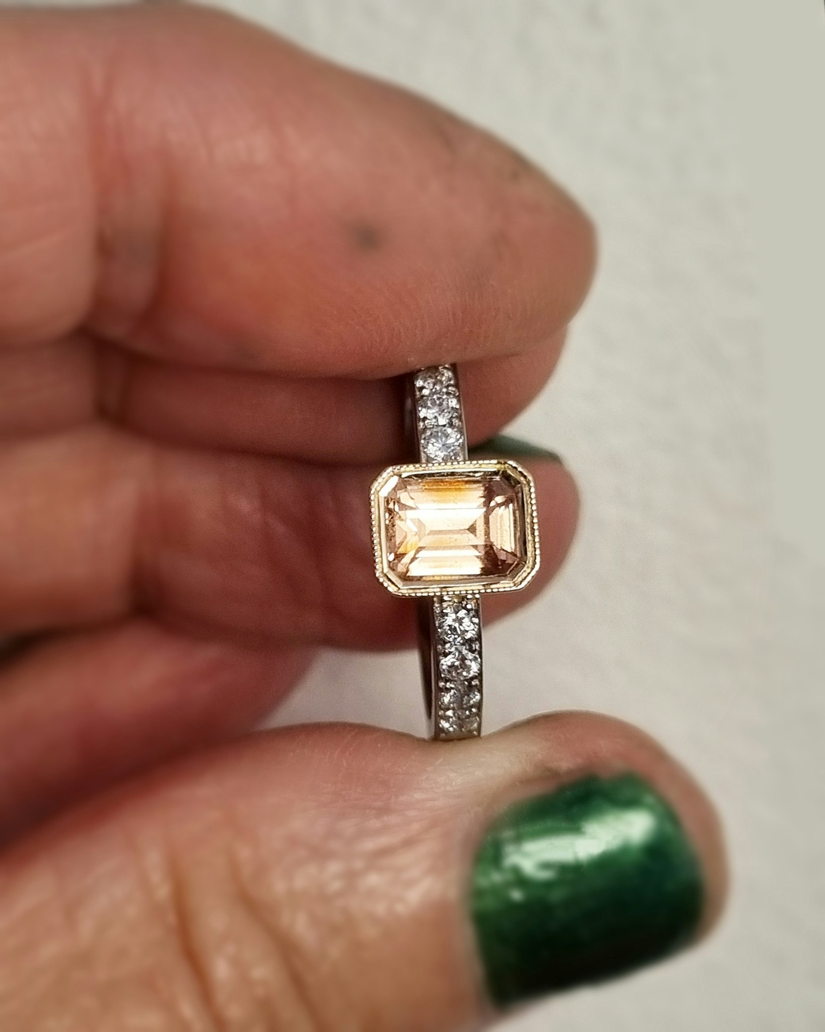Peachy Parade - Safir & diamantring i rött och vitt guld