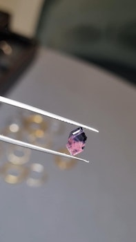 Safir från Winza, hexagonslipad