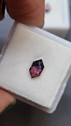 Safir från Winza, hexagonslipad