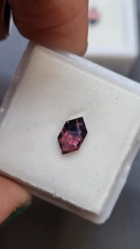 Safir från Winza, hexagonslipad