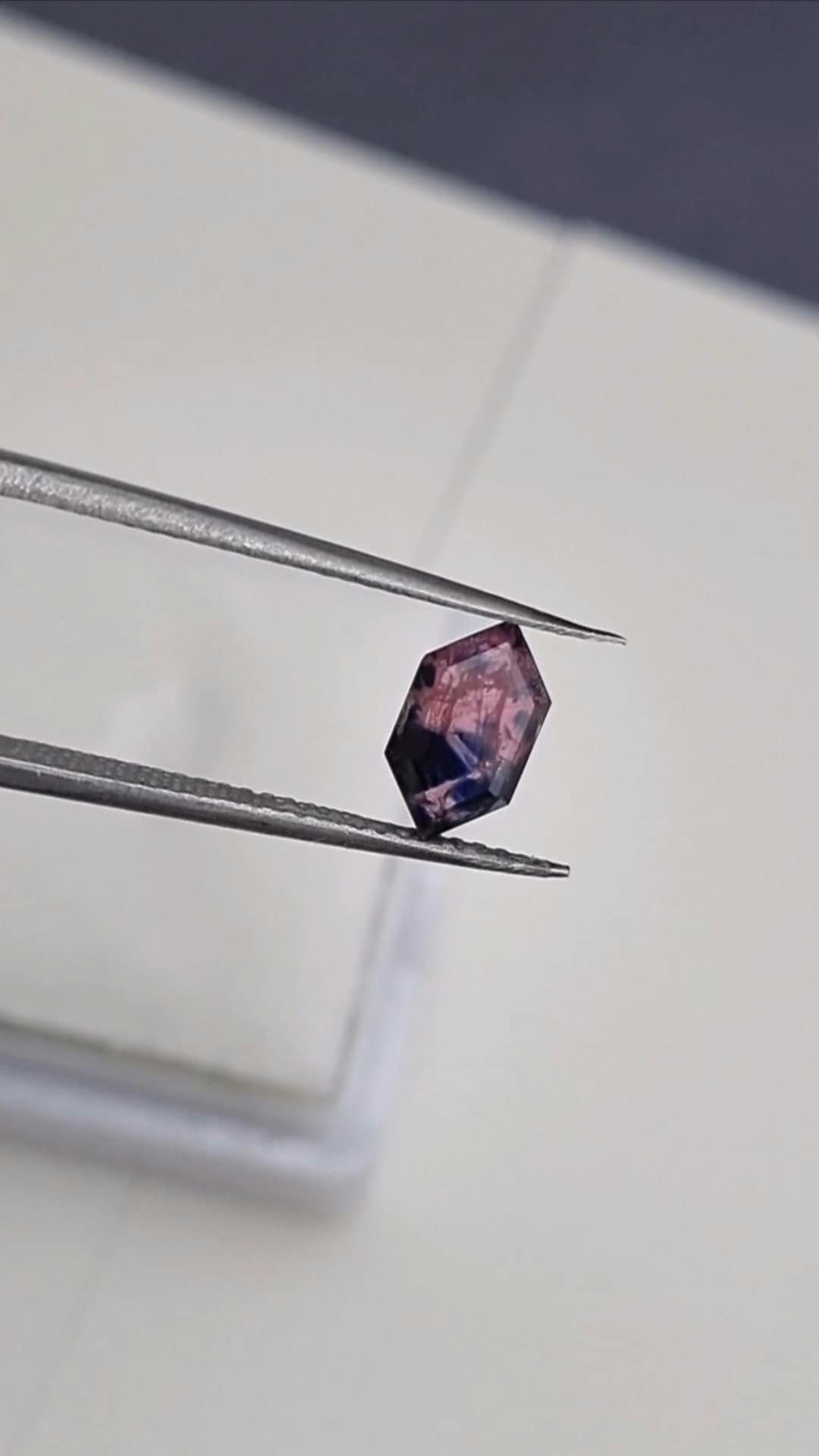 Safir från Winza, hexagonslipad