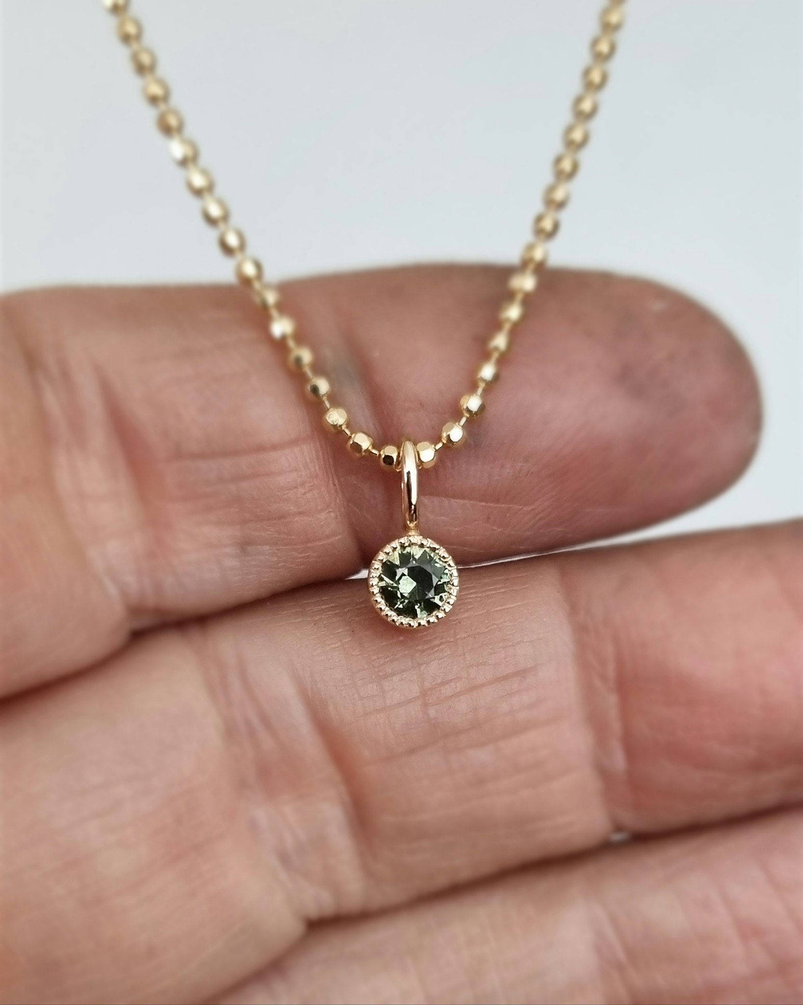 Grön glittrig Safir - hänge i 18K