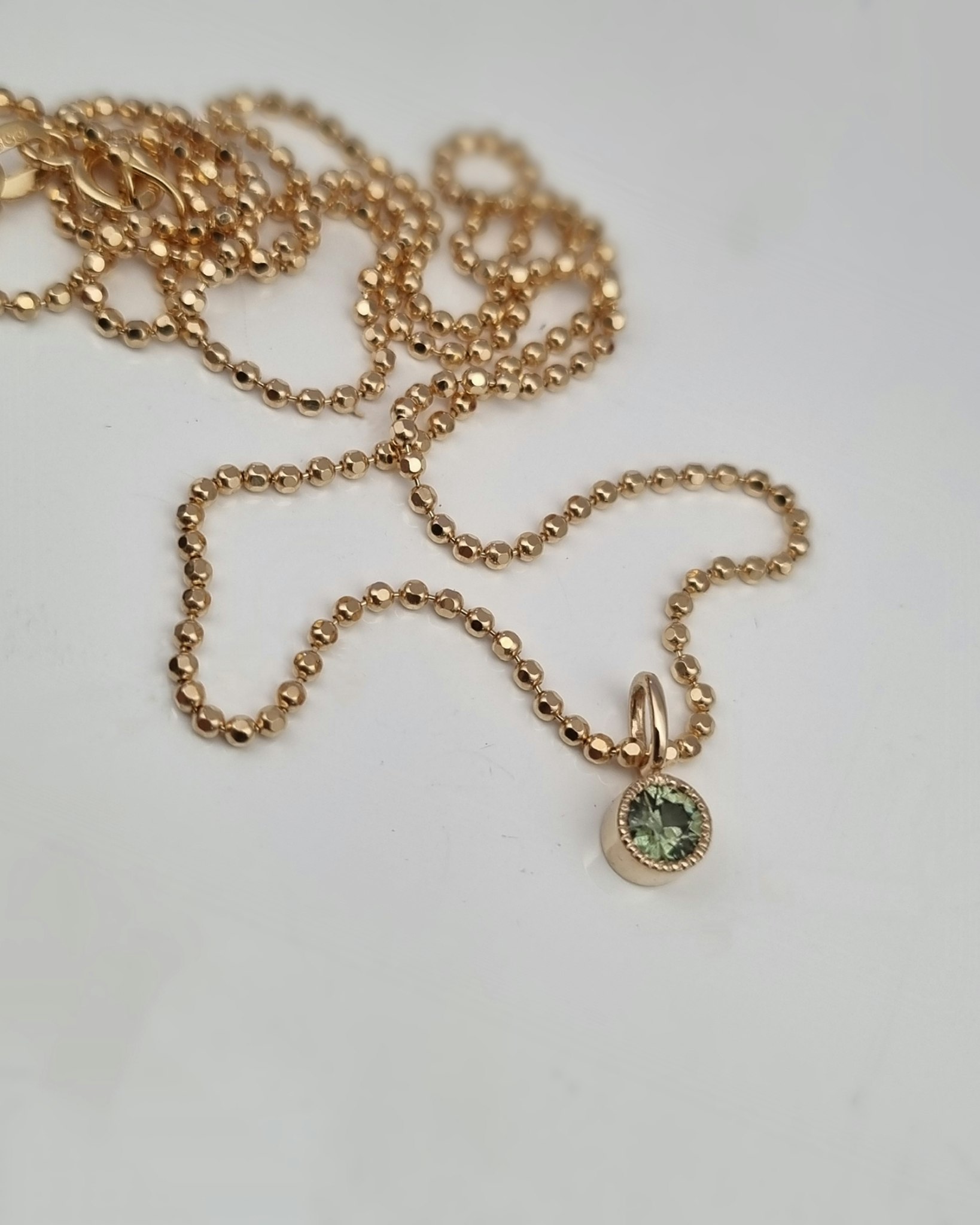 Grön glittrig Safir - hänge i 18K