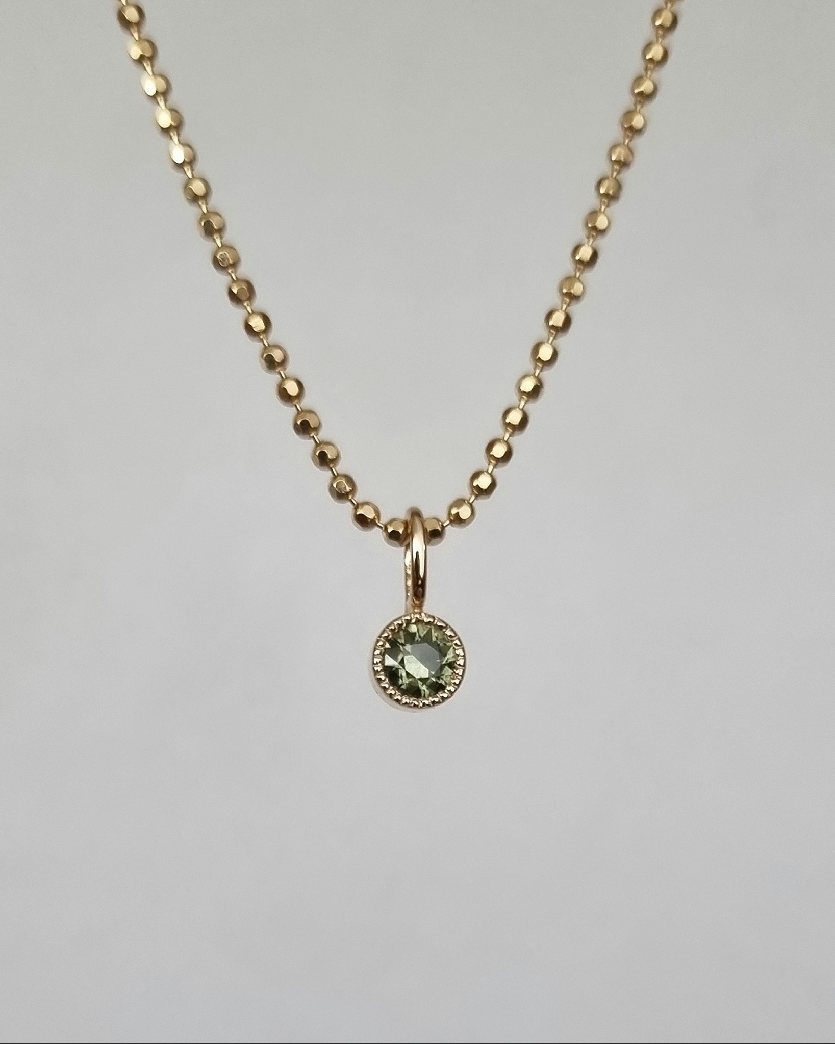 Grön glittrig Safir - hänge i 18K