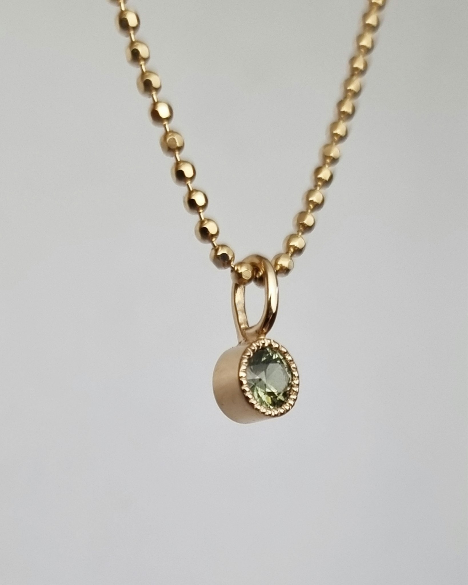 Grön glittrig Safir - hänge i 18K