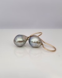 Ljusa Tahitidroppar - örhängen i 18 K guld