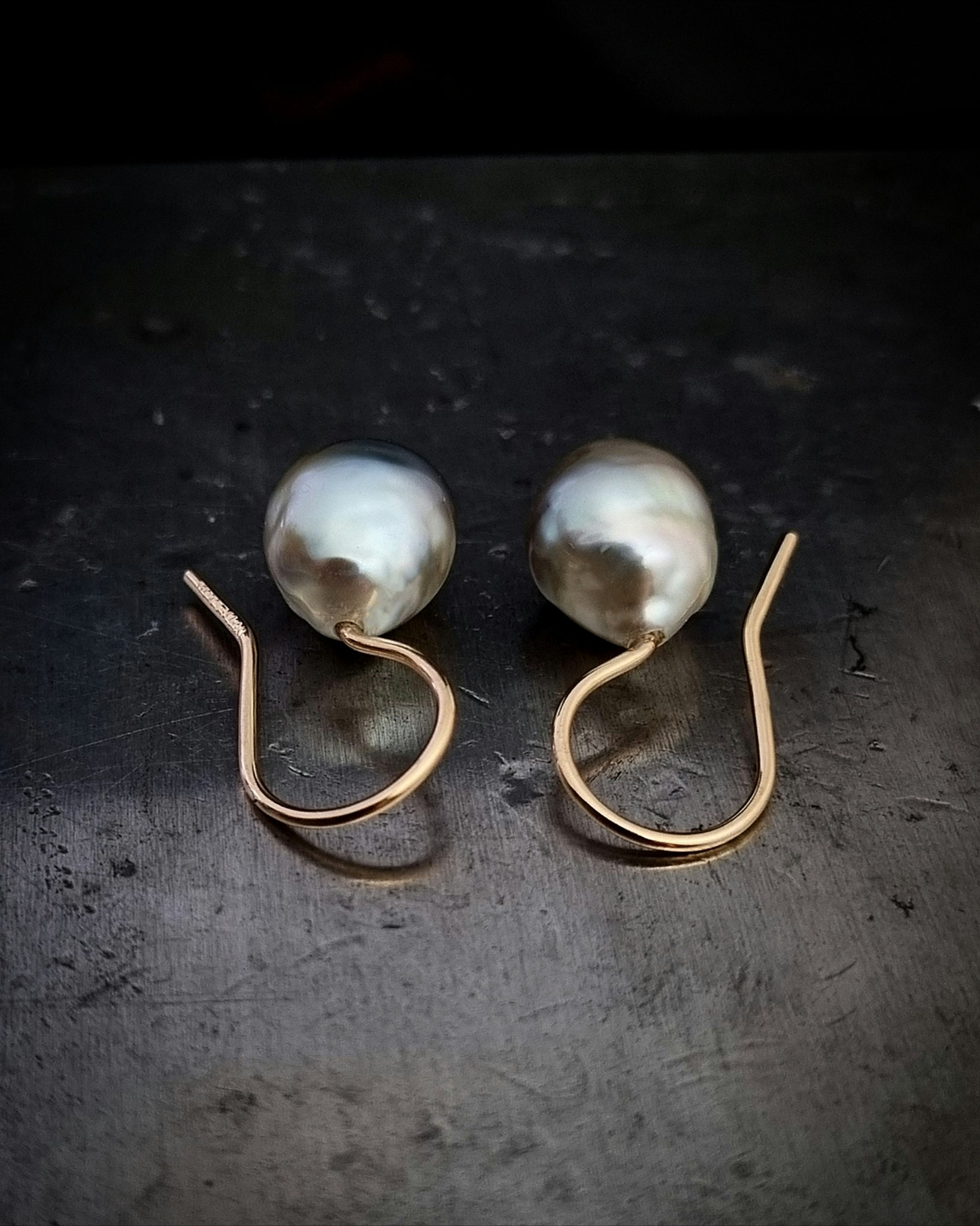 Ljusa Tahitidroppar - örhängen i 18 K guld