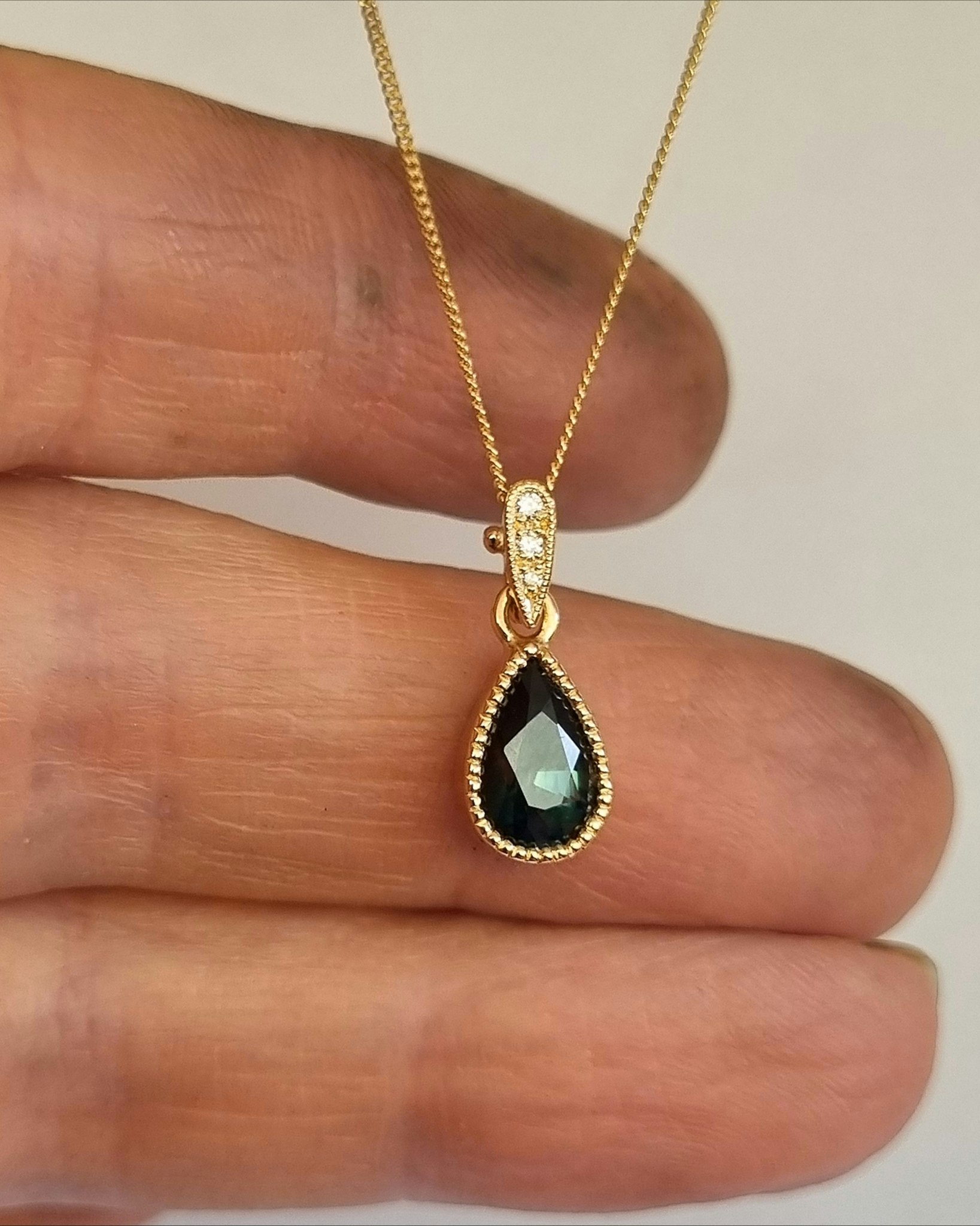 Droppformad Tealsafir med Briljanter - exklusivt hänge i 18K guld