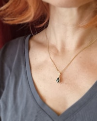 Droppformad Tealsafir med Briljanter - exklusivt hänge i 18K guld