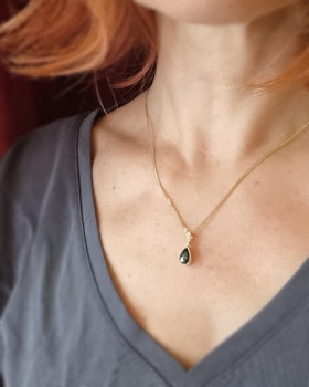 Droppformad Tealsafir med Briljanter - exklusivt hänge i 18K guld