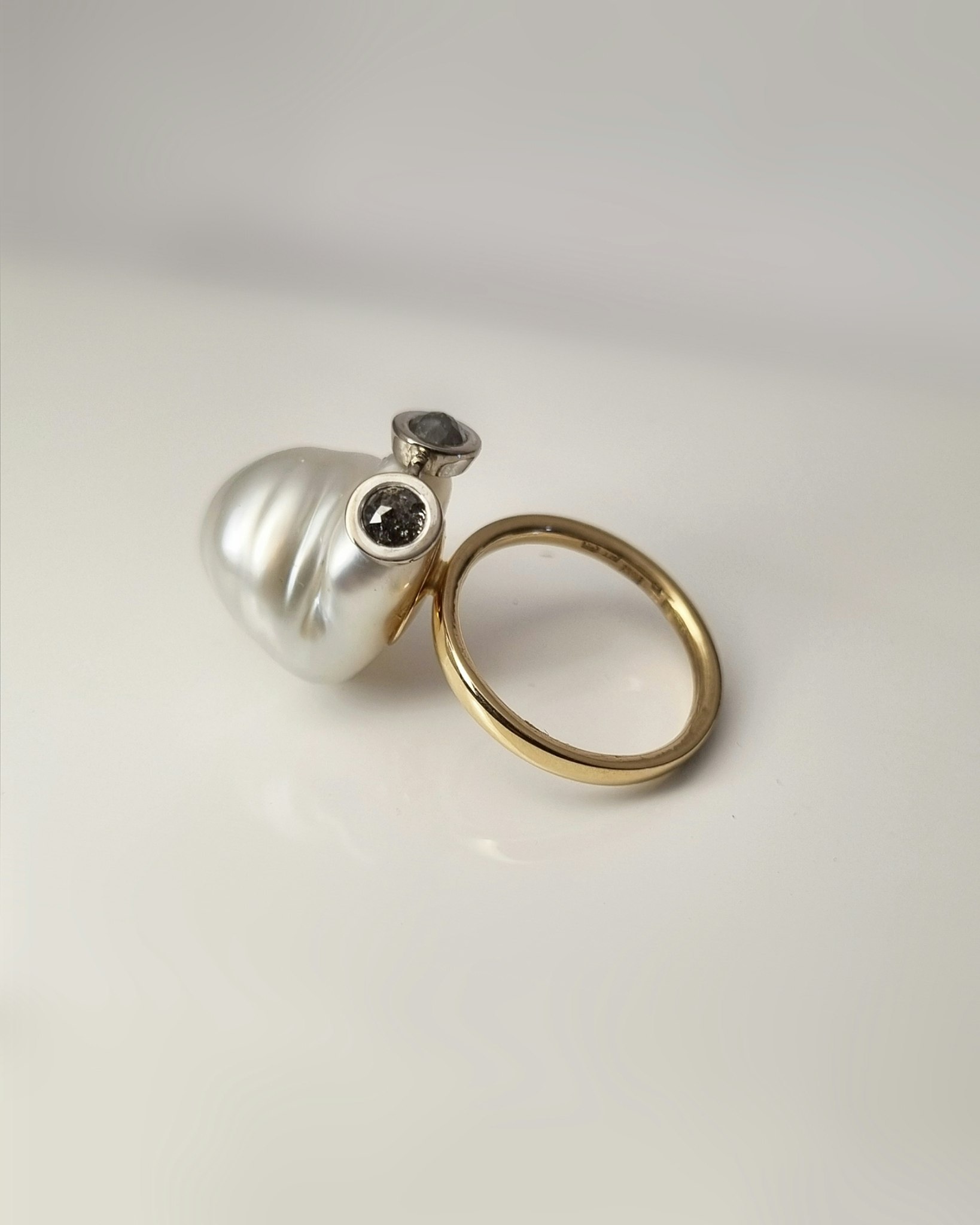 Filur - Ring i 18 K med söderhavspärla och diamanter