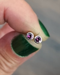 Grape Garnet studs - Granatörhängen i vitguld