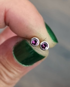Grape Garnet studs - Granatörhängen i vitguld